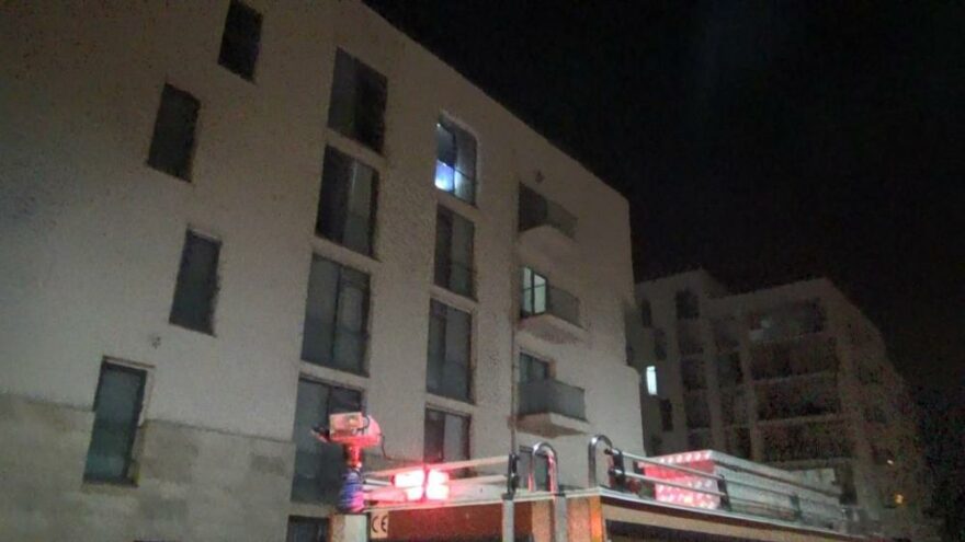 Evini ateşe verdi, kapıyı kilitleyip gitti