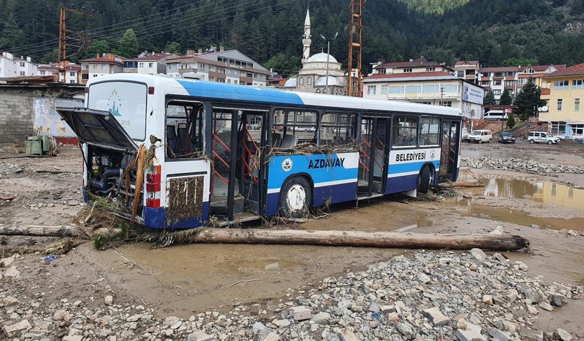 Selin sürüklediği tomruklar duvarı patlatıp eve girdi - Resim : 2