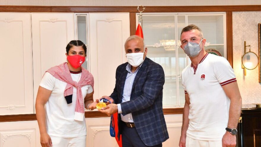 Busenaz Sürmeneli: “Bu madalyada 83 milyonun ağırlığı var”