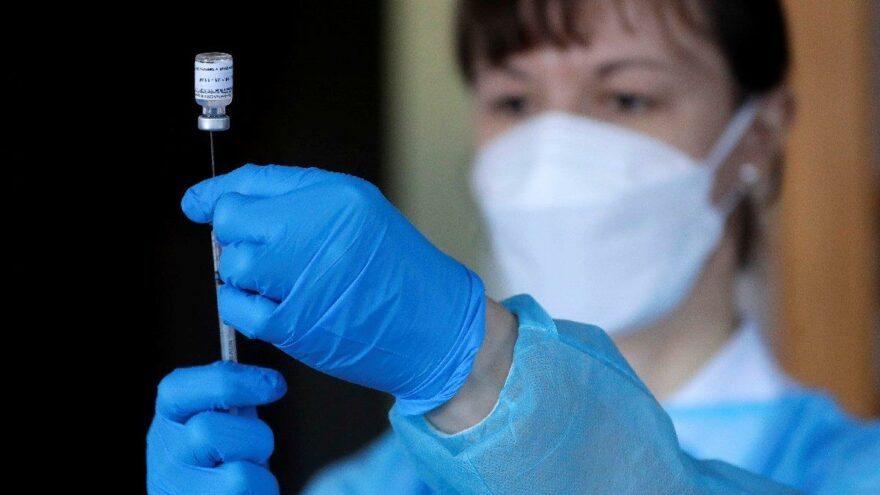 Polonya’da aşılamaya katılım düştü: Hükümet çareyi aşıları satmakta buldu