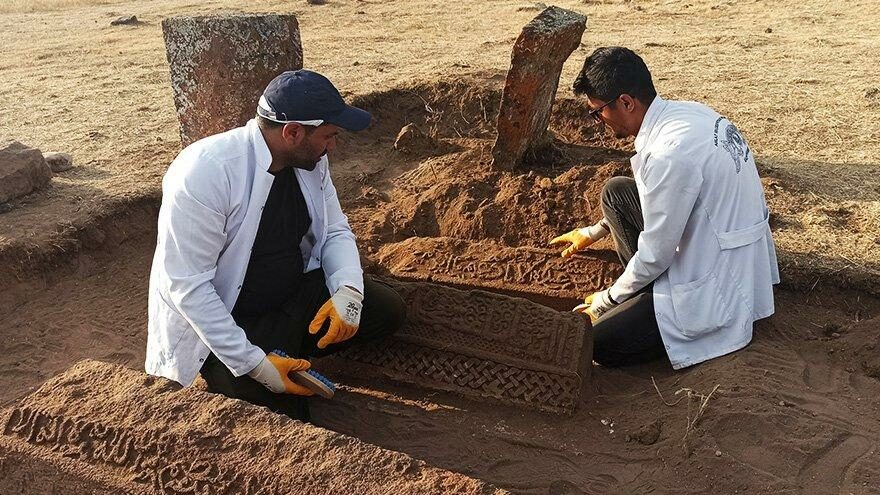 Ahlat Selçuklu Meydan Mezarlığı’nda iki sanduka bulundu