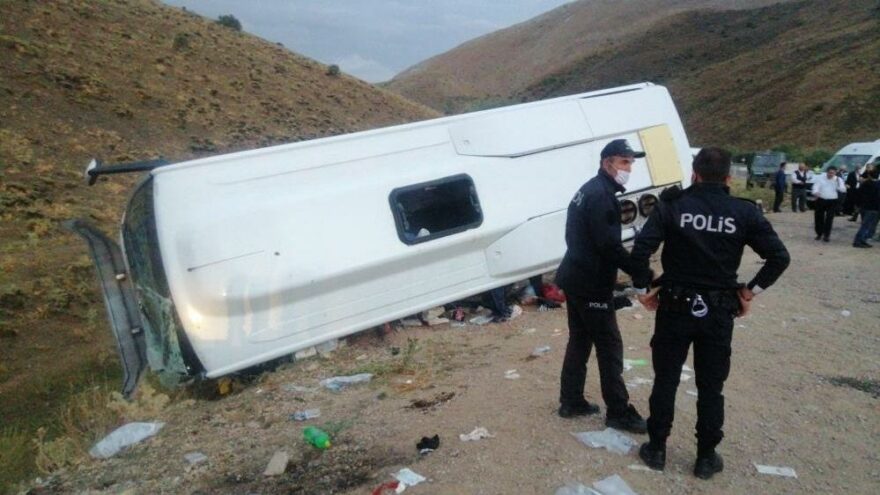 Kuran kursu öğrencilerini taşıyan midibüs dere yatağına devrildi: 29 yaralı