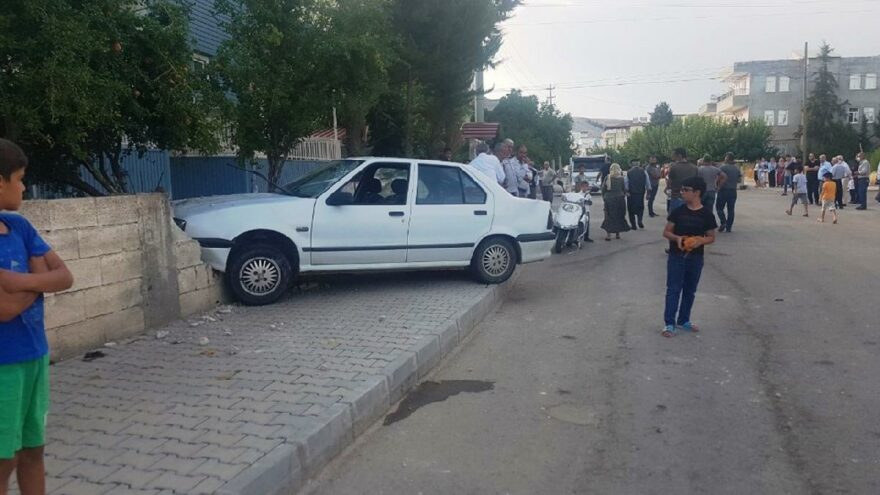 Kaldırımdaki 4 kişiye çarptı, aracı bırakıp kaçtı