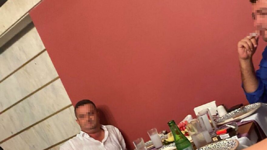 Ağır ceza hakimi, beraat verdiği sanıkla içki masasında