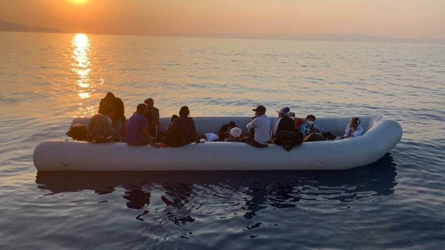 Botları sürüklenen kaçak göçmenler kurtarıldı