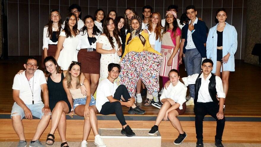 Hayatı tiyatroda yaşayıp öğreniyorlar