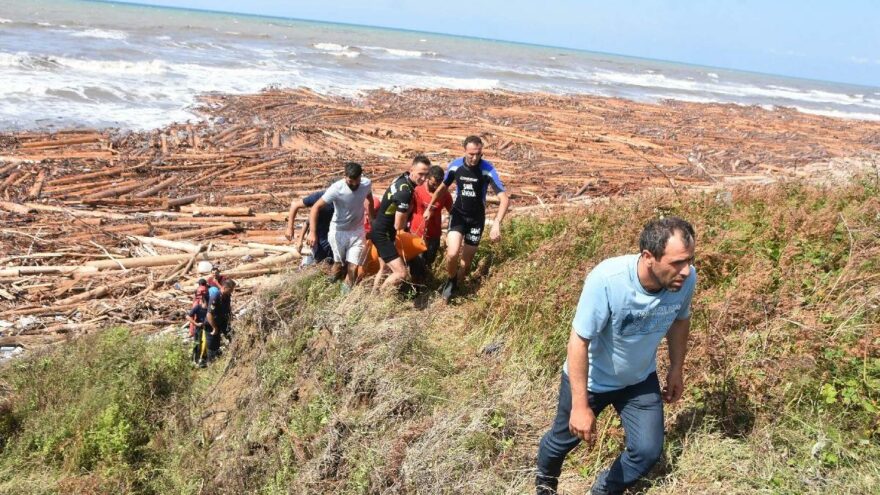Sinop’ta tomruklarla birlikte sahile ceset vurdu