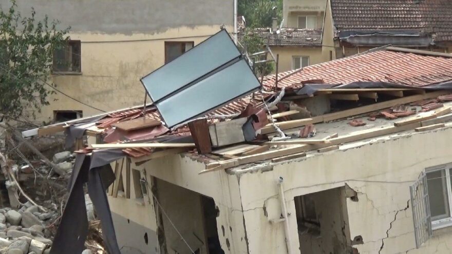 Sel mağduru köylüler evlerini terk ediyor
