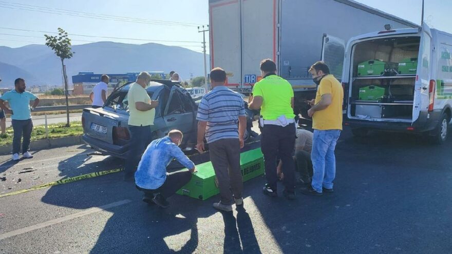 Otomobil, TIR’ın altına girdi