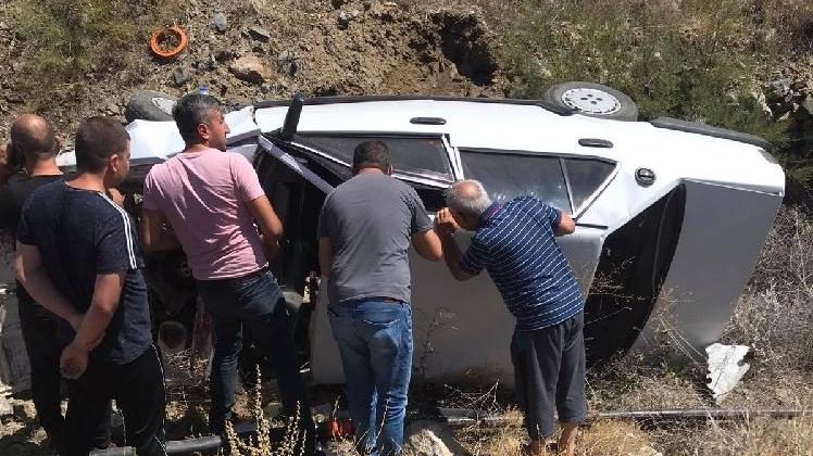 Turist taşıyan midibüse çarpan otomobil şarampole düştü