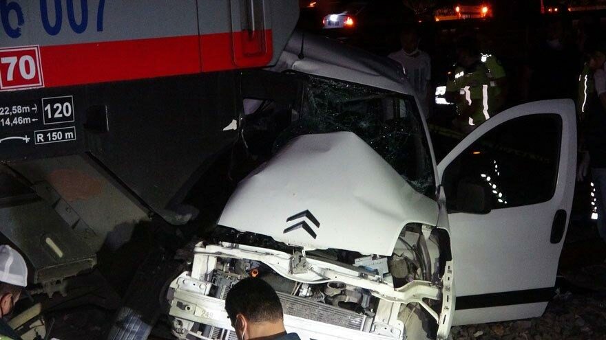 Trenin çarptığı otomobildeki 2 kişi hayatını kaybetti