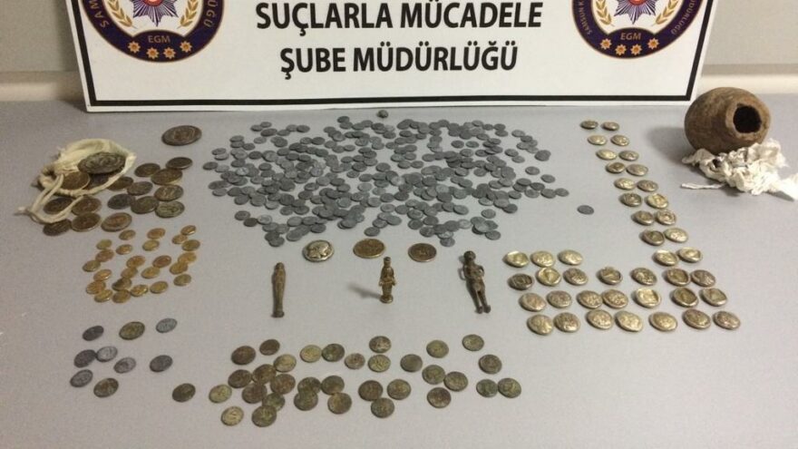 Şüpheli araçtan 429 sikke ve 3 heykel çıktı