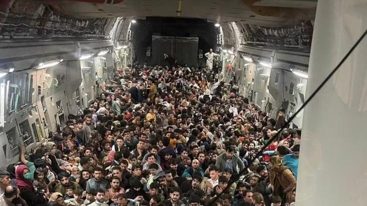 Son anda kurtuldular: 150 kişilik uçakta 640 Afgan, Taliban’dan kaçtı