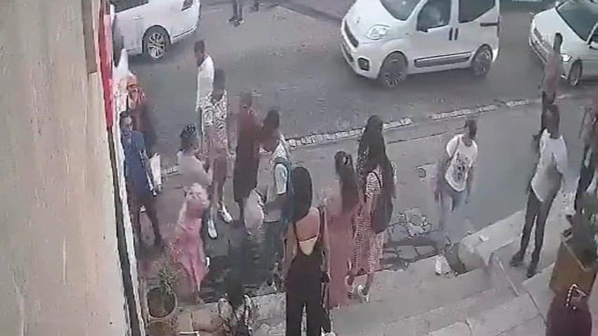 Yerli ‘Marilyn Monroe’ dilenci kızı darp etti
