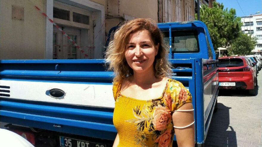 İş makinesinin önüne geçti, tarihi binaları yıktırmadı