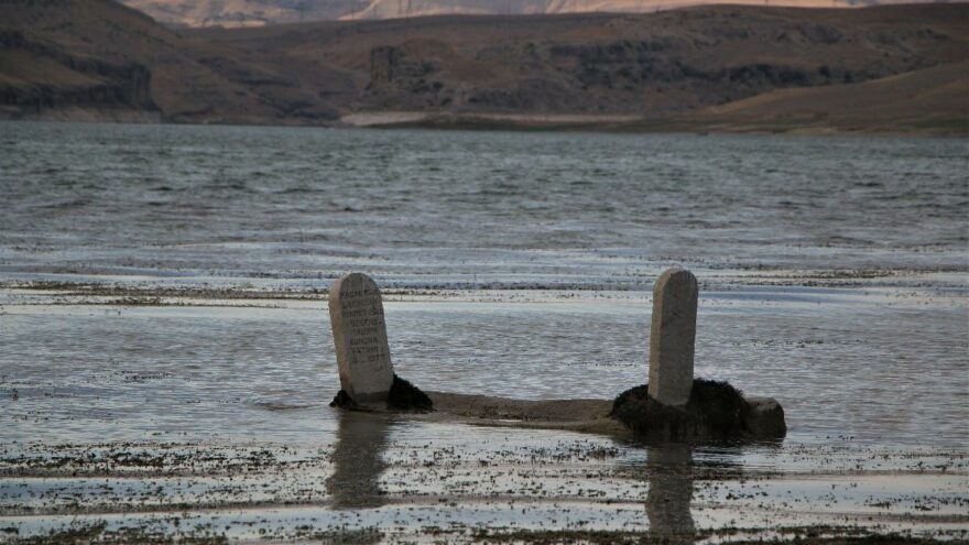Baraj suları çekildi, 700 yıllık mezarlık gün yüzüne çıktı