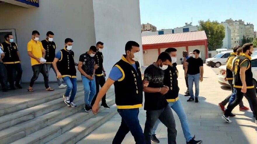 Çaldıkları kamyonette uyurken yakalandılar