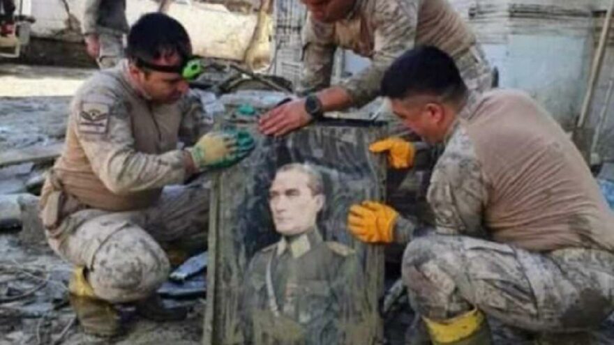 Jandarma ekipleri, selde buldukları Atatürk fotoğrafını elleriyle yıkadı