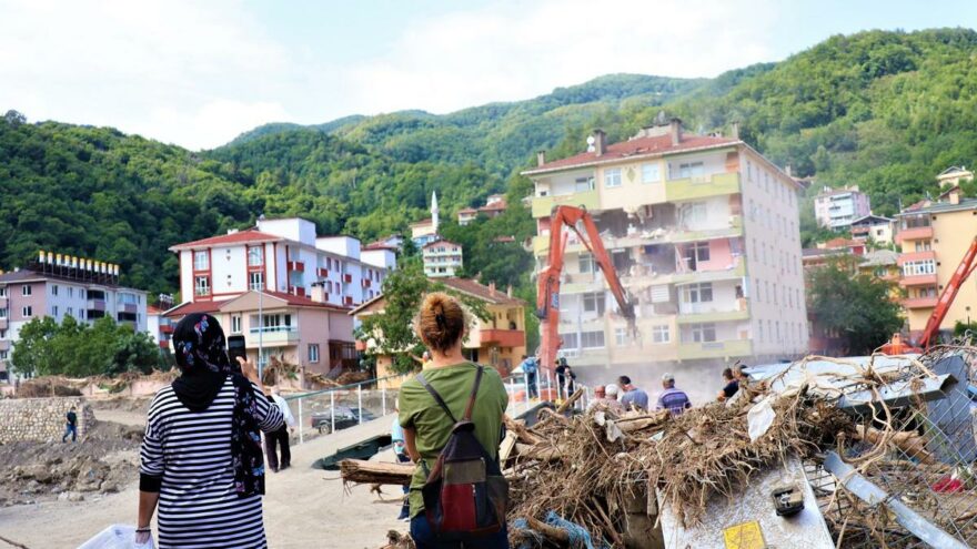Yıllardır yaşadıkları binanın yıkılışını böyle izlediler