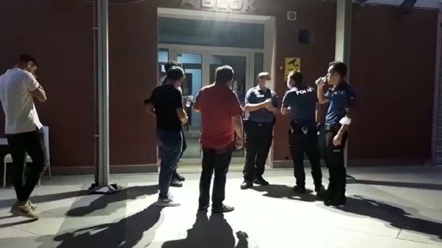 Annesini rehin aldı, polislere kaynar su döktü