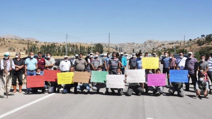 Mermer ocağına karşı çıkan köylüler karayolunu trafiğe kapatarak eylem yaptı