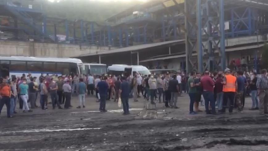 Soma’da madenciler servis araçlarının yolunu kesip eylem yaptı