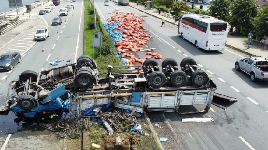 Lastiği patlayan TIR, cipi parçaladı