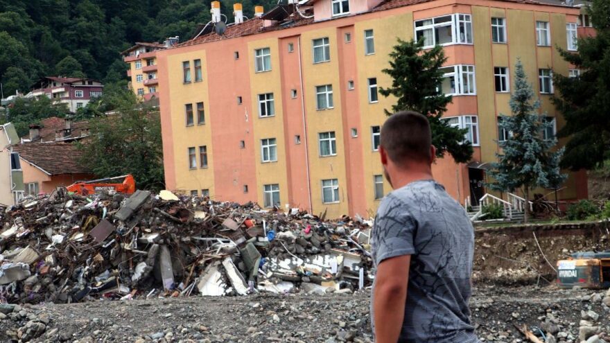 Bozkurt’ta acil yıkım kararı verilen binalar yıkılıyor