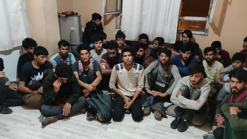 İki dairede saklanan 78 Afgan göçmen yakalandı