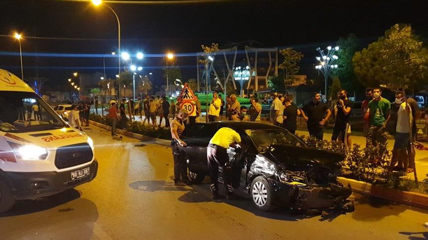 Kontrolden çıkan otomobil, karşı şeride geçip, bir araca ve 3 motosiklete çarptı