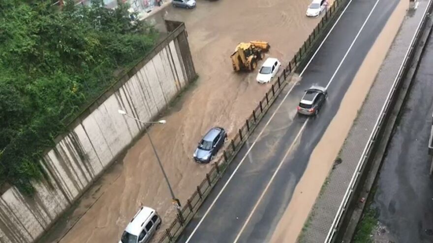 Rize’de sağanak yağış karayolunu trafiğe kapattı