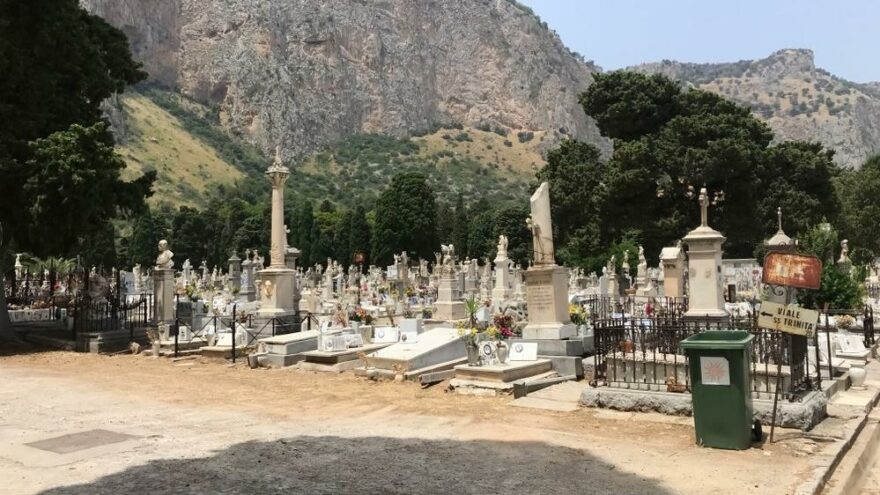 Aşırı sıcaklardan tabutlar patlıyor
