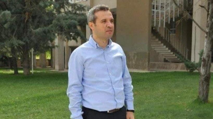 Direksiyon başında kalp krizi geçiren öğretim görevlisi hayatını kaybetti