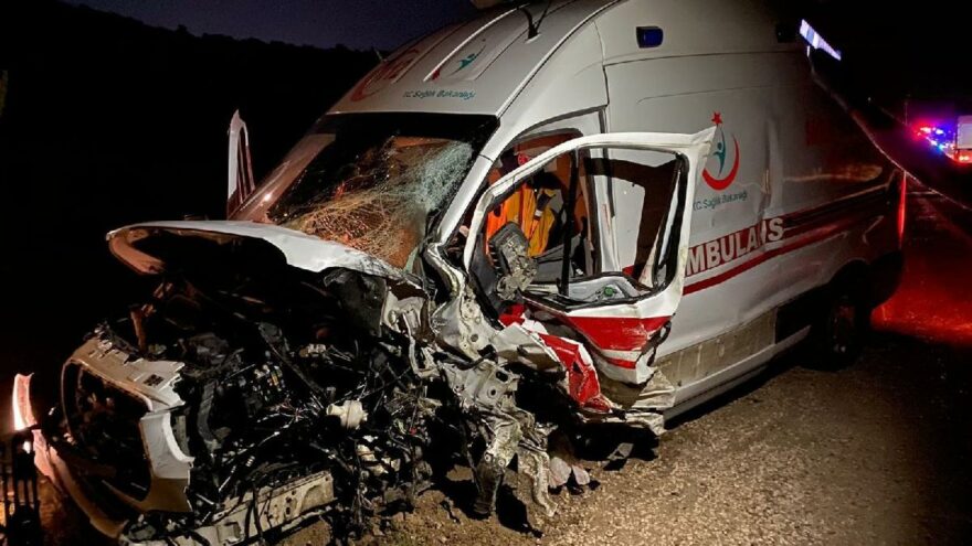 Ambulans ile ticari taksi çarpıştı: 1 ölü