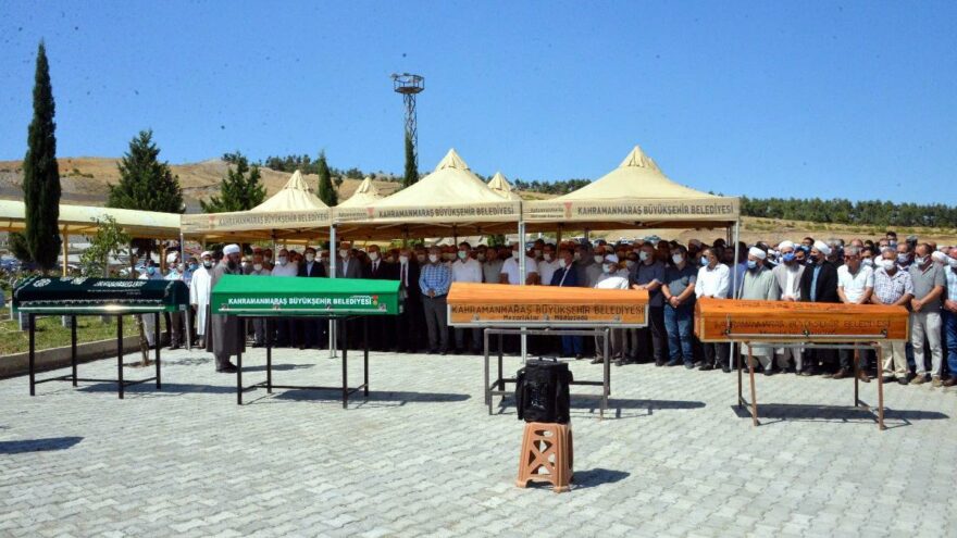 Anne ve kızları yan yana defnedildi