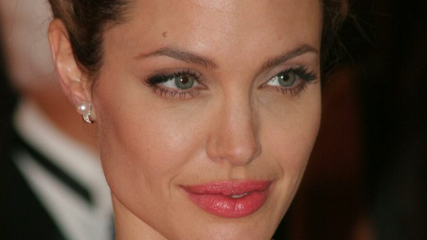 Angelina Jolie Afganistan için Instagram’a katıldı