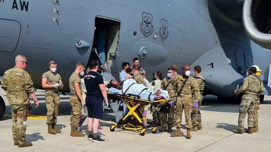 Afganistan’dan tahliye edilirken uçakta bir bebek dünyaya getirdi