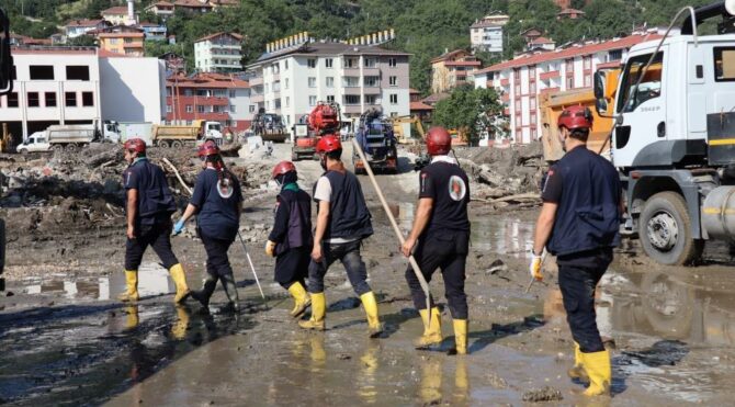 Sel felaketinde kaybolan 10 kişiyi için aramalar sürüyor - Vimarsana News