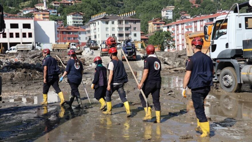 Sel felaketinde kaybolan 10 kişiyi için aramalar sürüyor
