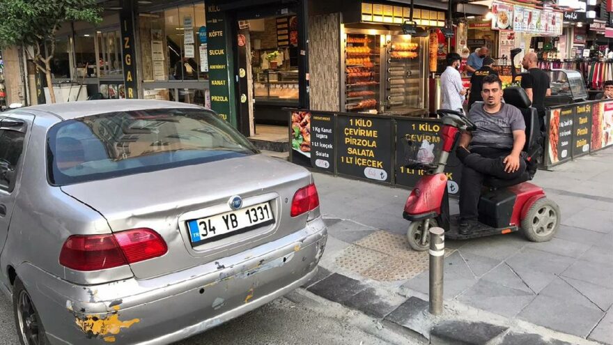 Rampa önüne park eden araç, engeli oldu