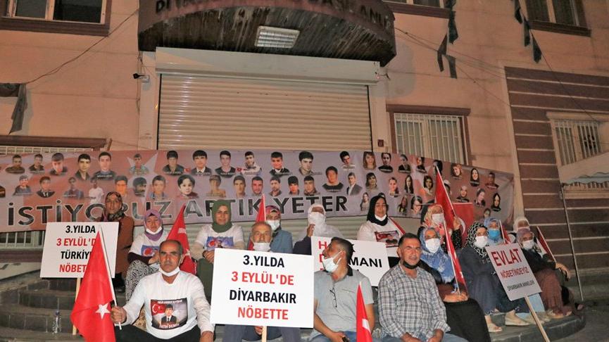 HDP önündeki aileler, gece nöbetine başladı