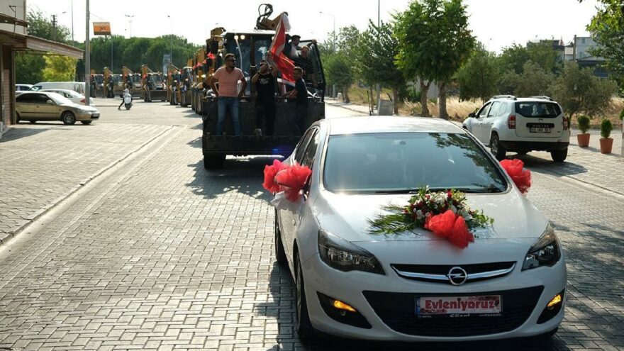 Düğün konvoyunu gören dönüp bir daha baktı