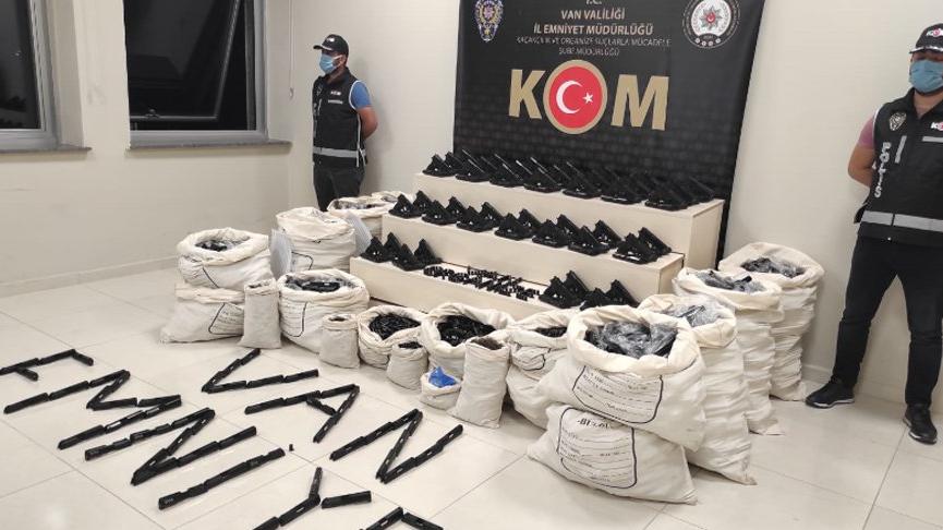 Van’da iş yerine polis baskını: 1300 tabanca ele geçirildi