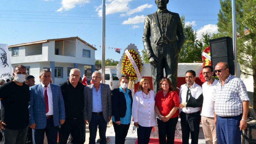 Doğdukları mahalleye 3,5 metrelik Atatürk heykeli yaptırdılar