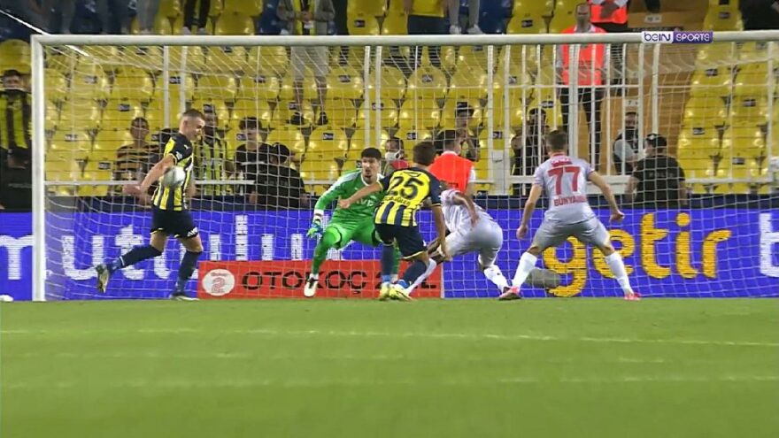Fenerbahçe-Antalyaspor maçında geceye damga vuran an: Penaltı mı?