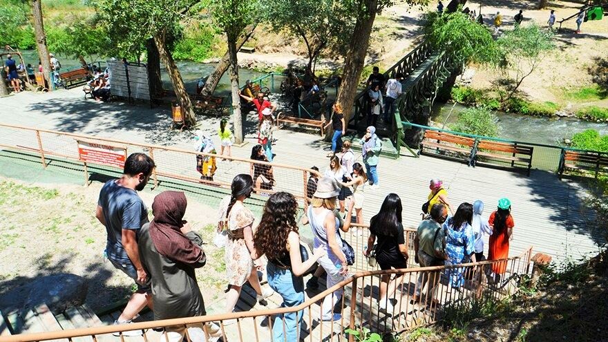 394 basamaklı Ihlara Vadisi’nde turist yoğunluğu