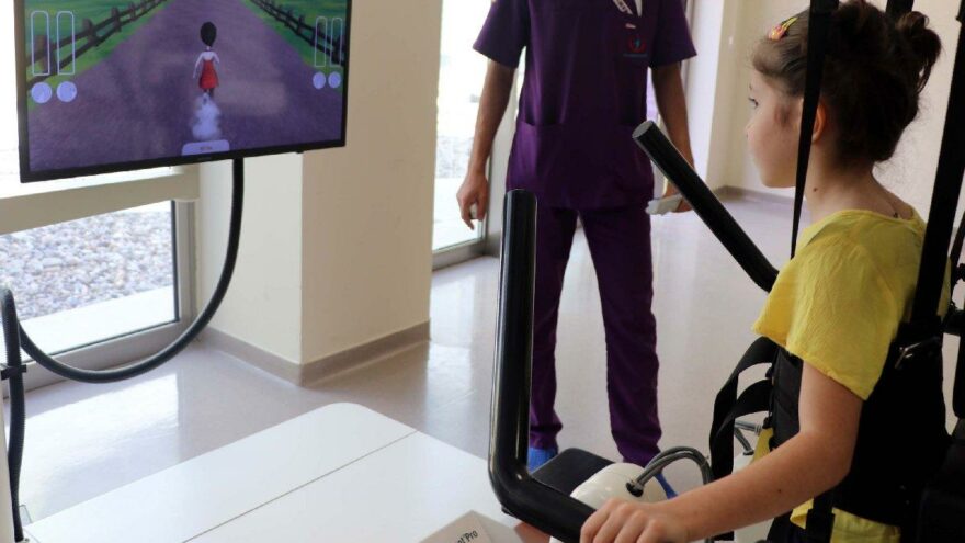 Leman, robotik yürüme cihazıyla hayata tutundu