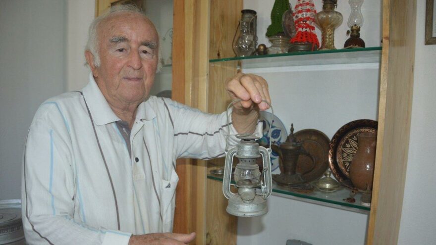 Emekli profesör evini aile müzesine dönüştürdü