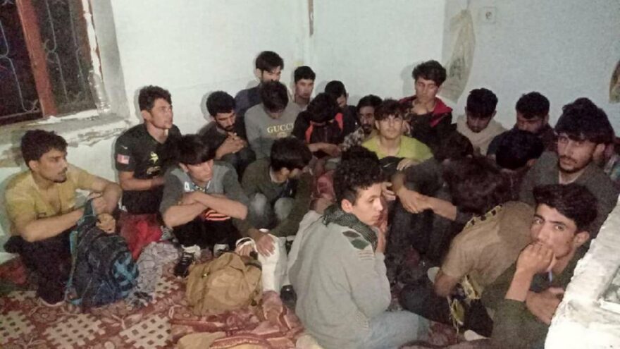 Eve baskın! 43 düzensiz göçmen yakalandı