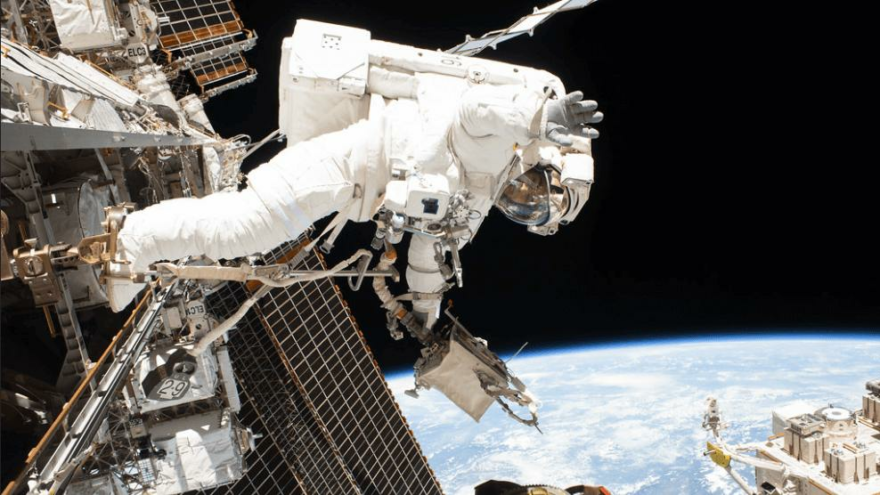 Astronot hastalandı, uzay yürüyüşü ertelendi